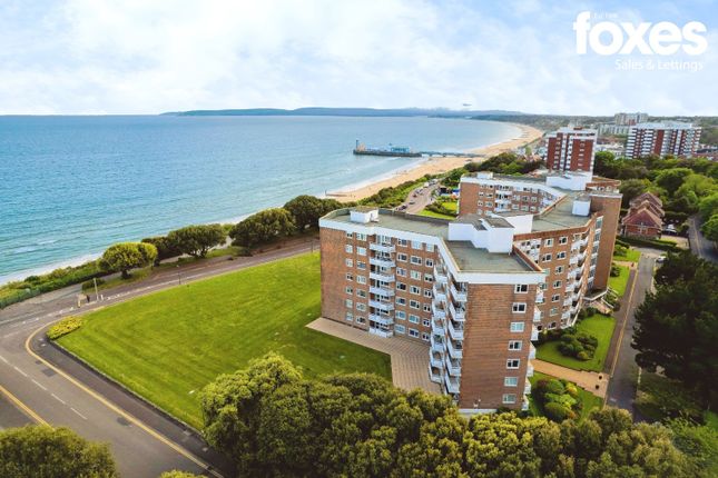 2 bed property, in Elizabeth Court, £220,000