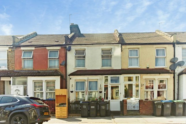 2 bed property, in Priory Road, £375,000