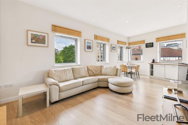1 bed property, in Holliday Wharf, £160,000
