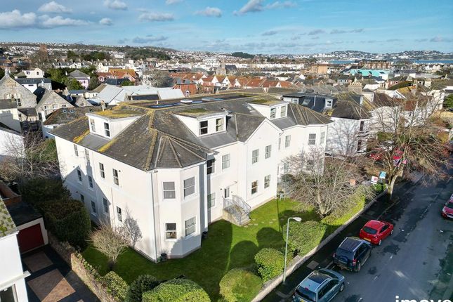 2 bed property, in Grosvenor Court, £120,000