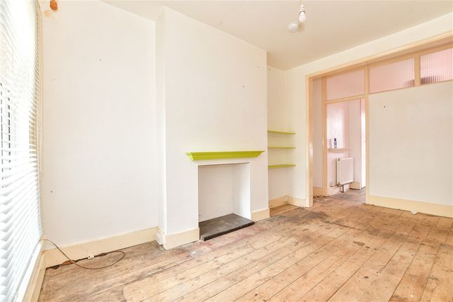 1 bed property, in Boscombe Road, £130,000