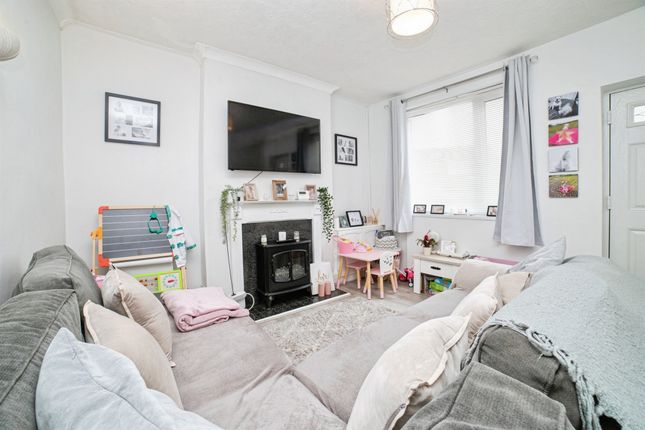 2 bed property, in Chapel Street, £129,000
