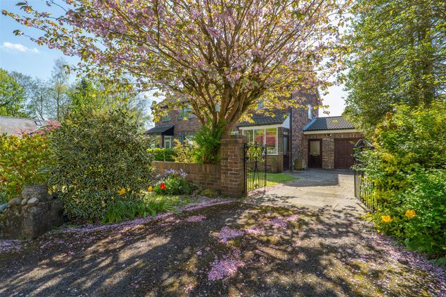 3 bed property, in Flash Lane, £360,000
