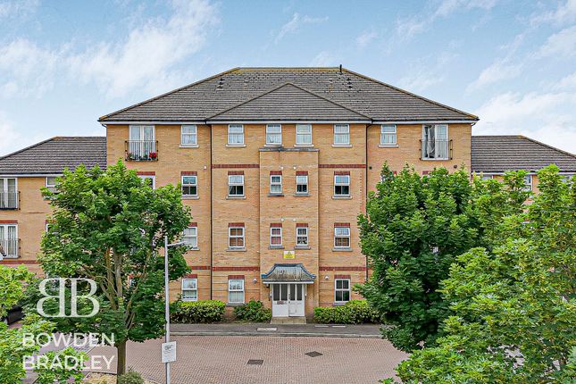 2 bed property, in Piper Way, £250,000