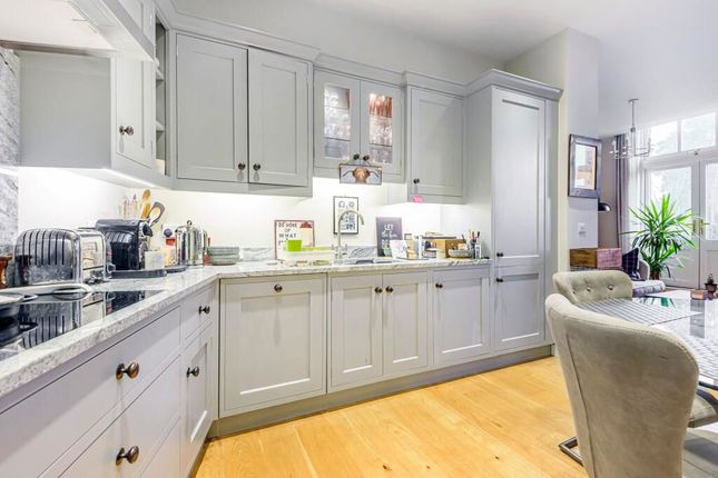 2 bed property, in Kings Drive, £390,000