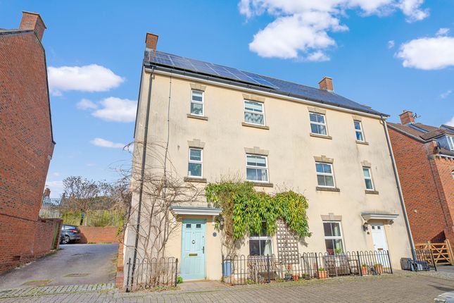 4 bed property, in Home Orchard, £415,000