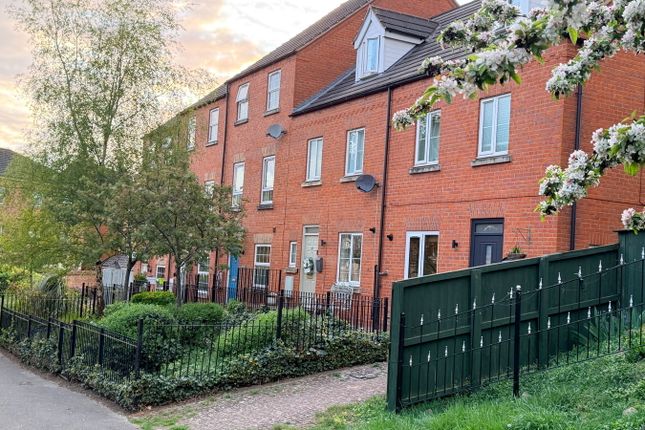 4 bed property, in Dorrigan Close, £280,000