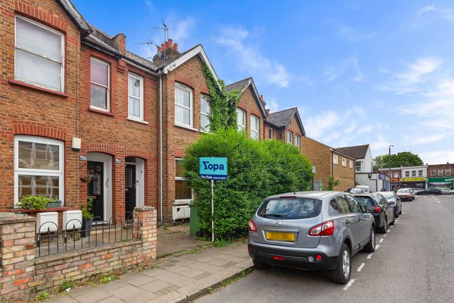 2 bed property, in Rosslyn Crescent, £350,000