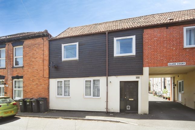 2 bed property, in Clare Street, £160,000