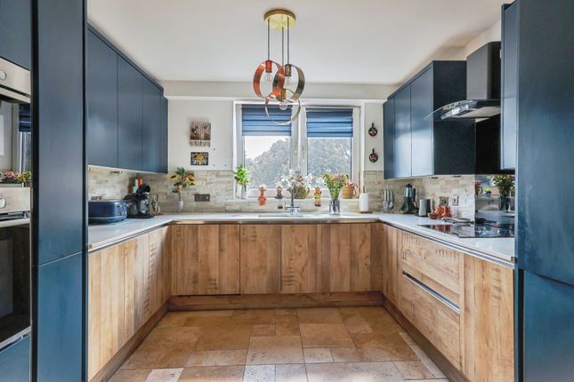 3 bed property, in Manor Road, £475,000
