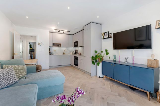 1 bed property, in Ravensbury Terrace, £430,000