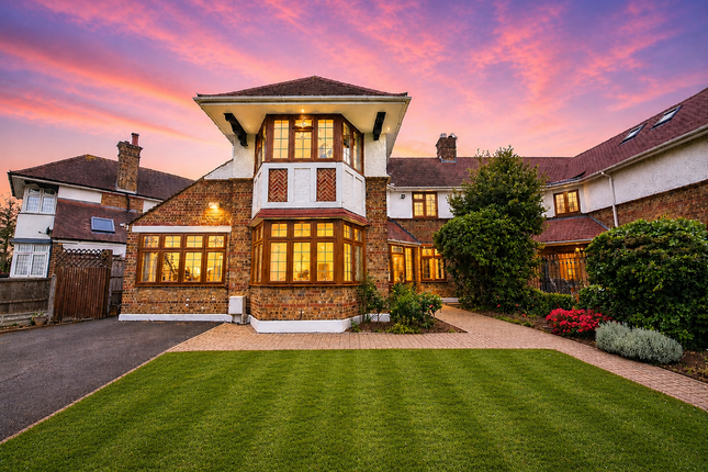5 bed property, in Mount Drive, £1,050,000