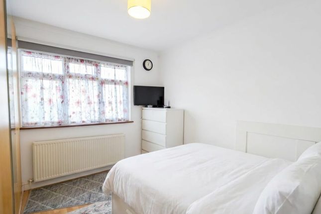 4 bed property, in Princes Avenue, £675,000