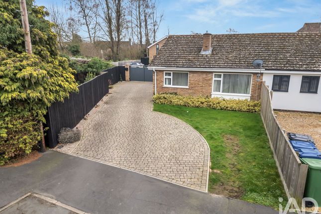 2 bed property, in Ellis Close, £300,000