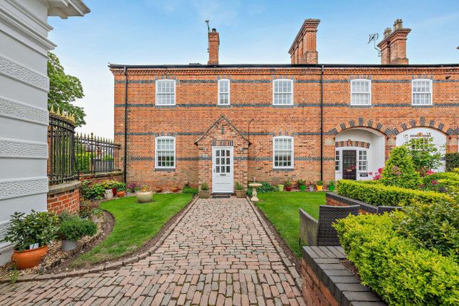 3 bed property, in Rangemore Hall Mews, £410,000