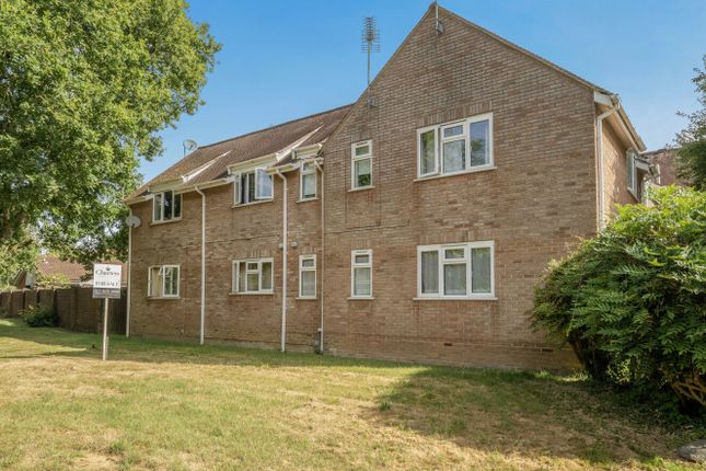 2 bed property, in Kerry Close, £200,000