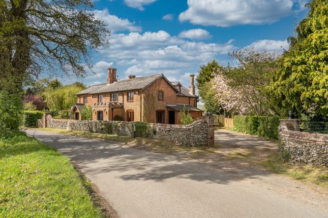 5 bed property, in Morningthorpe, £795,000