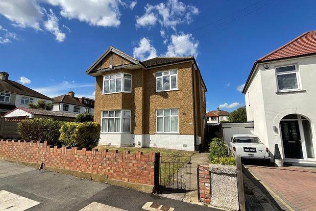 3 bed property, in Vaughan Avenue, £325,000