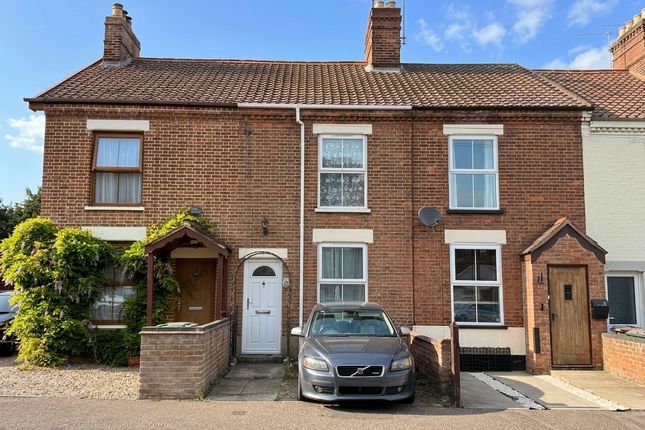 2 bed property, in Beccles Road, £230,000