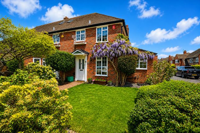 2 bed property, in The Sigers, £665,000