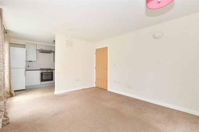 2 bed property, in Pegler Way, £200,000