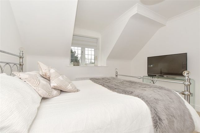 3 bed property, in Thorneycroft Close, £725,000