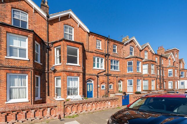 1 bed property, in North Parade, £135,000