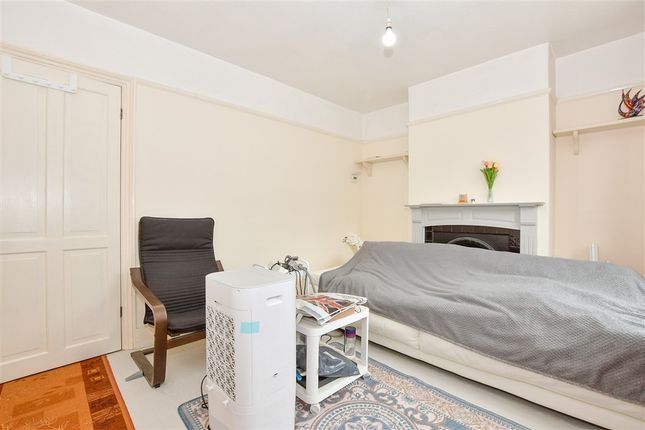2 bed property, in Waterlow Road, £280,000