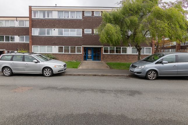 2 bed property, in Cedarhurst, £137,000