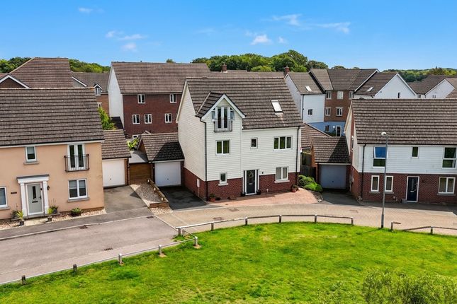 6 bed property, in Coronach Close, £390,000