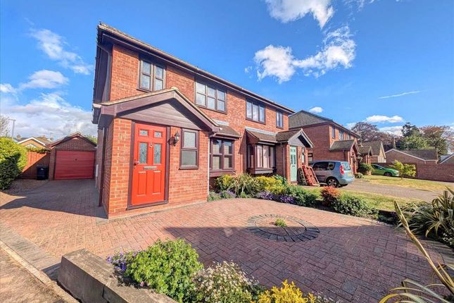 3 bed property, in Oysters Reach, £290,000