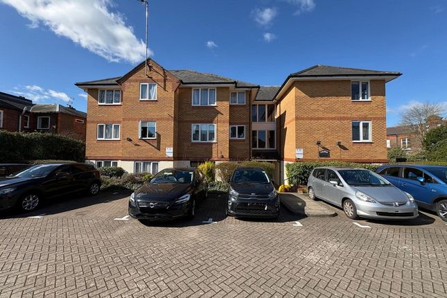 1 bed property, in Alexandra Road, £200,000