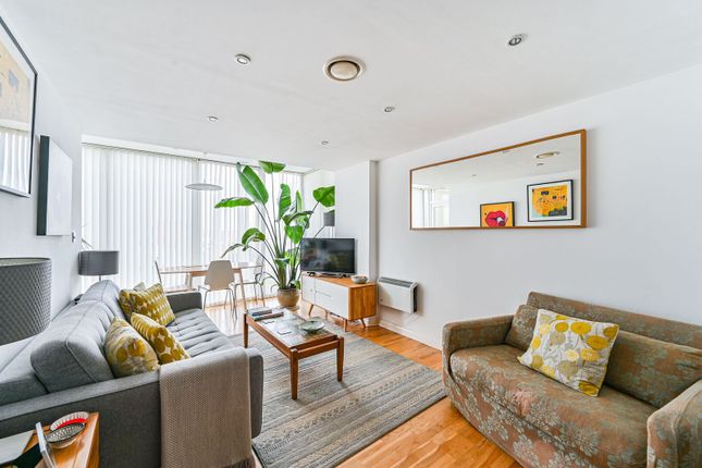 2 bed property, in Maritime House, £200,000
