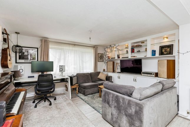 2 bed property, in Barley Close, £190,000