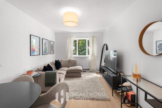 1 bed property, in Canterbury Court Battlefield Road, £300,000