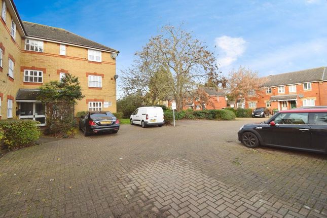 2 bed property, in Yeoman Close, £325,000