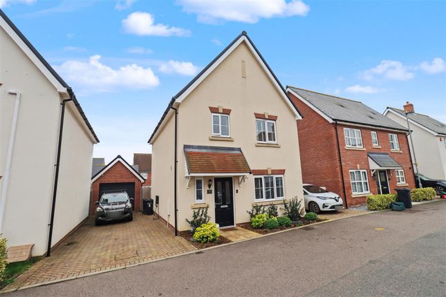 3 bed property, in Little Rye Fields, £450,000