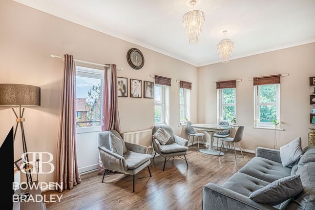 2 bed property, in Glandford Way, £250,000