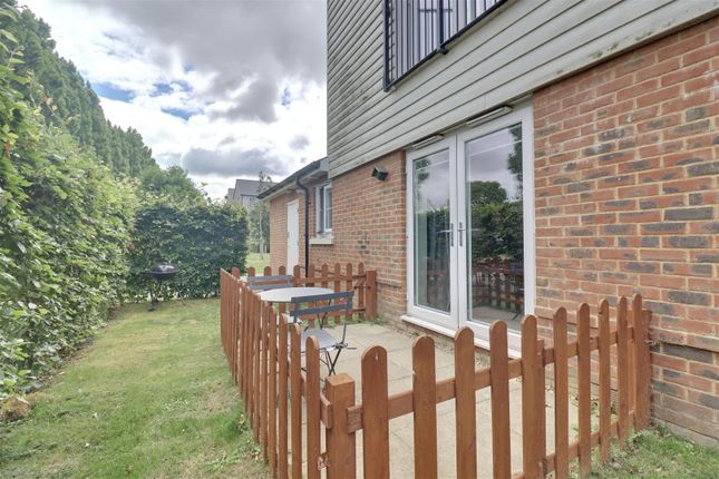 2 bed property, in Priors Orchard, £230,000