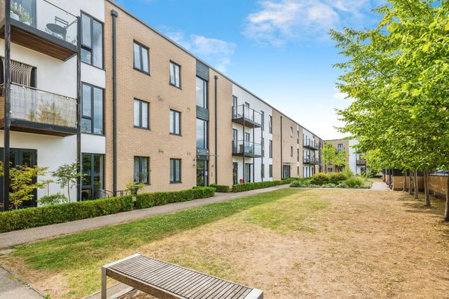 2 bed property, in Angus Court, £225,000