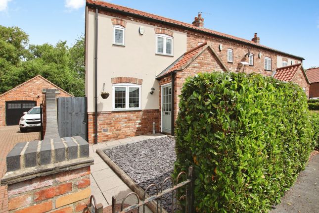 2 bed property, in Allan Close, £200,000