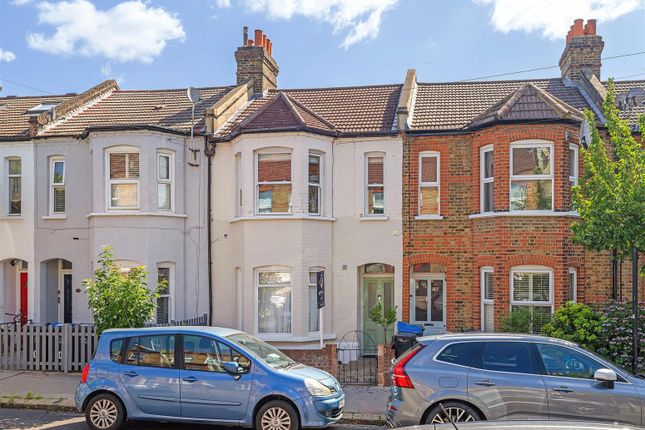2 bed property, in Queen Mary Road, £385,000