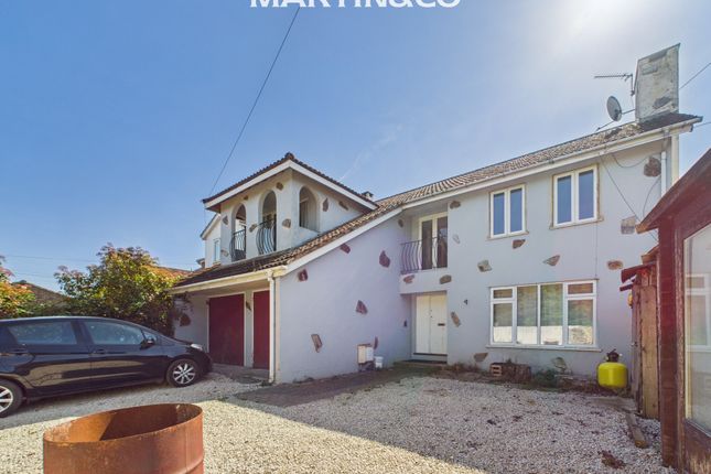 4 bed property, in Hythe End Road, £825,000