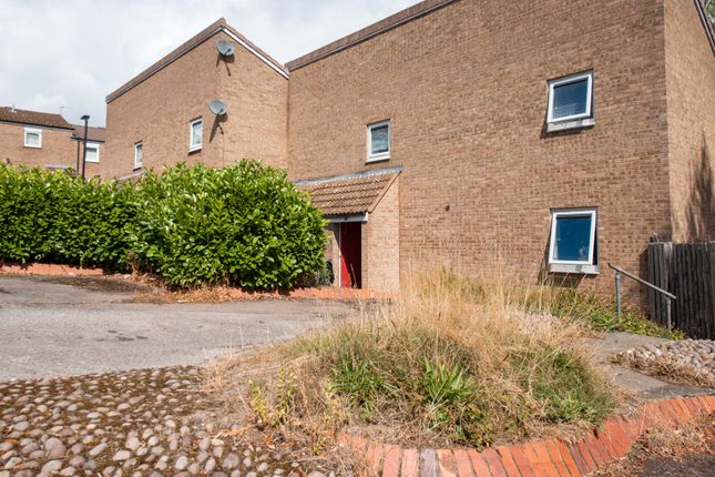 2 bed property, in Rothesay Croft, £80,000