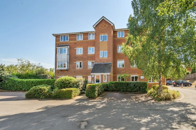 2 bed property, in Ascot Court, £170,000