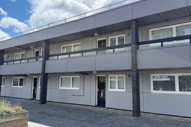 1 bed property, in 47 Canute Gardens, £160,000