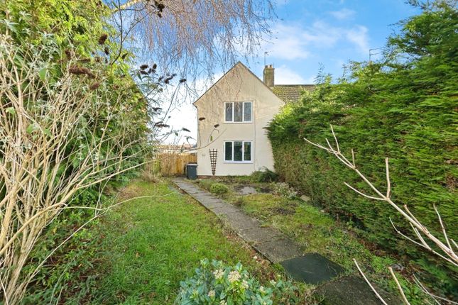 2 bed property, in Manor Road, £180,000