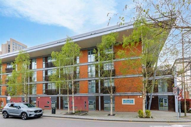 2 bed property, in Whippendell Road, £340,000