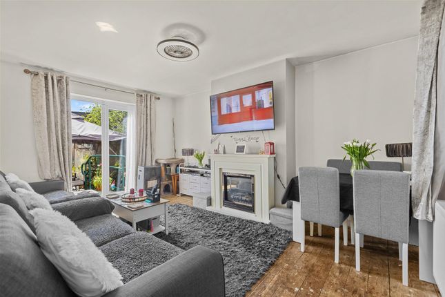2 bed property, in Brentwick Gardens, £564,000