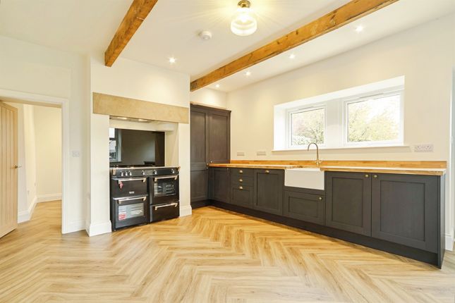 4 bed property, in Main Street, £385,000